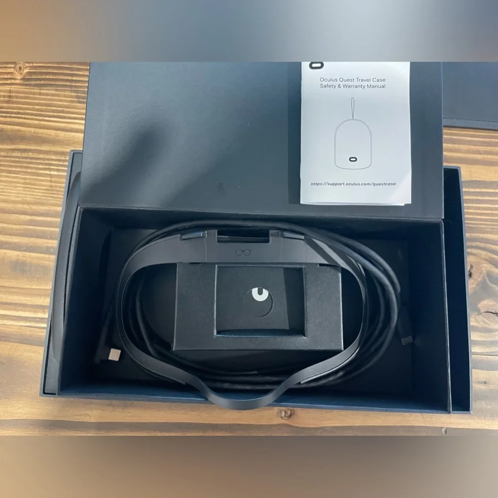 Oculus Quest 128 Gigabytes and Travel Case